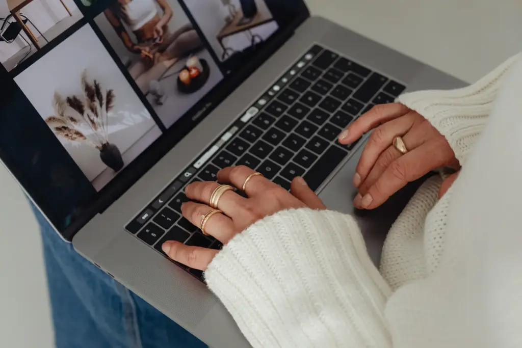 Frau mit mehreren Ringen tippt auf einem Laptop mit gezeigter Bilder Auswahl für das Kadence Child Theme.